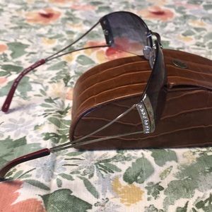 Tommy Bahama Accessories - Tommy Bahama sunglasses with case Tommy Bahama Accessories - Tommy Bahama sunglasses with case